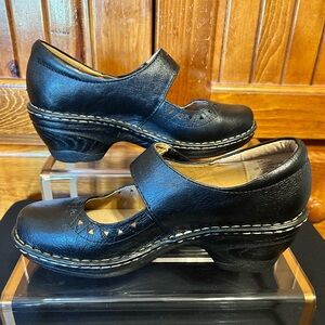 Soft-sport pillow top technology. Size 10WW women’s shoe.